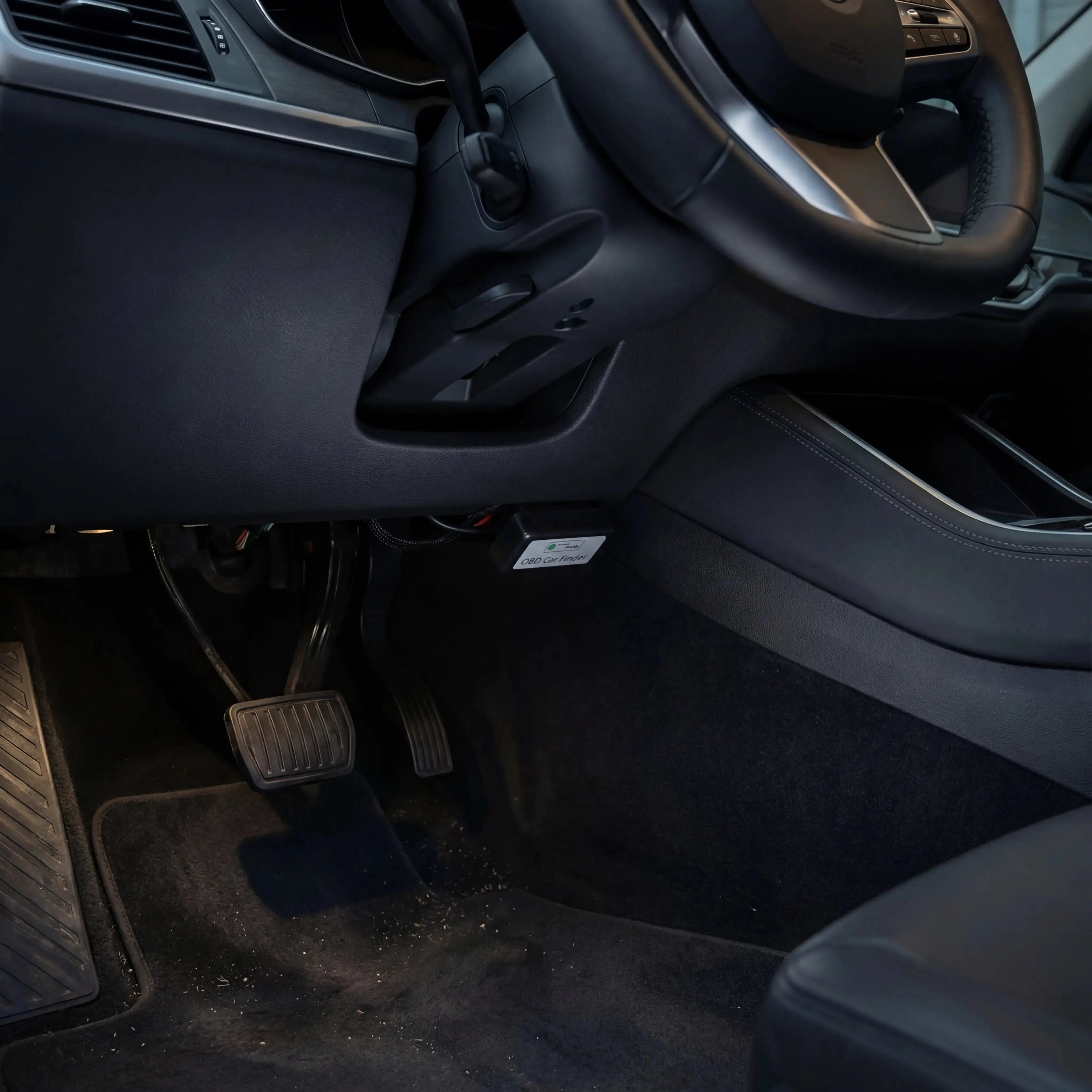 AutoGarde™ Traceur OBD2 — en situation